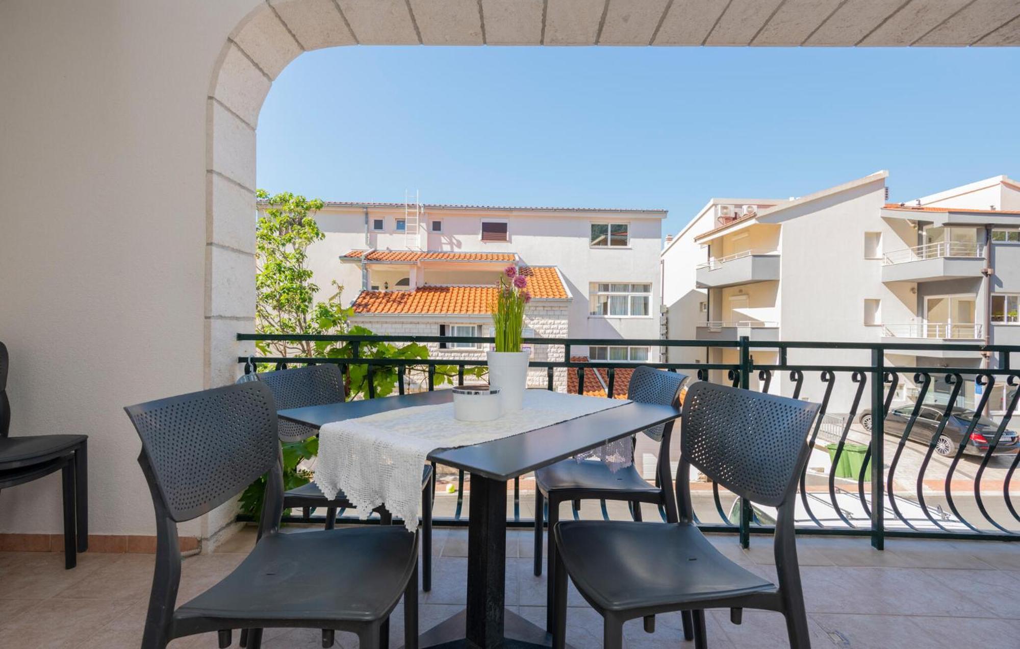 Cozy Apartment In Makarska With Kitchen Экстерьер фото