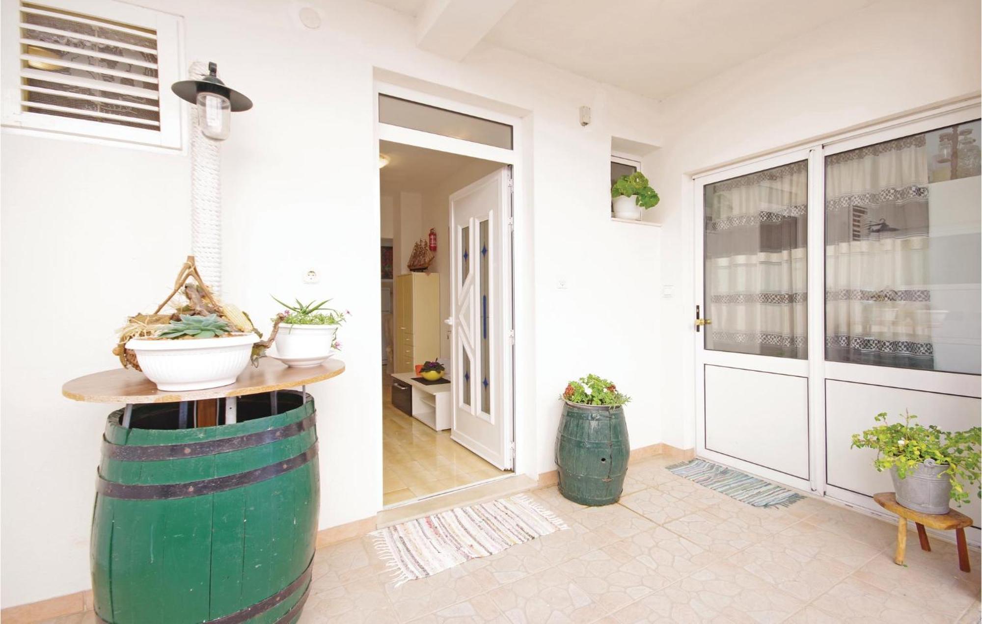 Cozy Apartment In Makarska With Kitchen Экстерьер фото