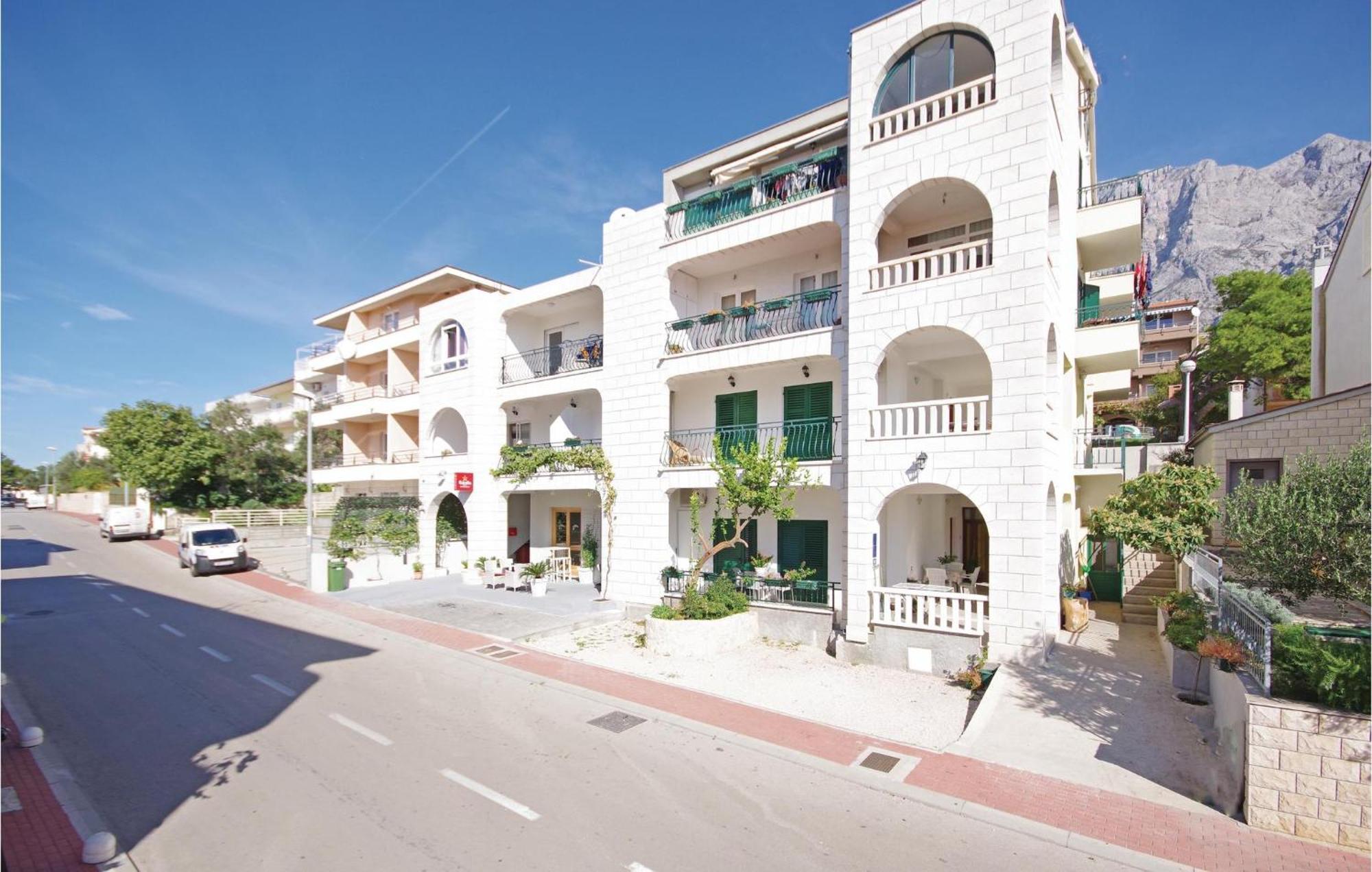 Cozy Apartment In Makarska With Kitchen Экстерьер фото